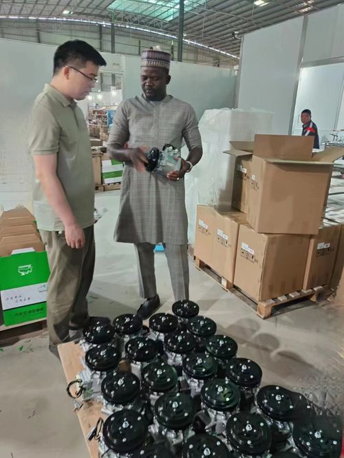Les clients visitent l'usine et commandent des produits.